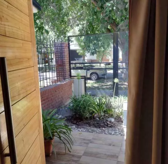 تختخواب و صبحانه Petit Jardin