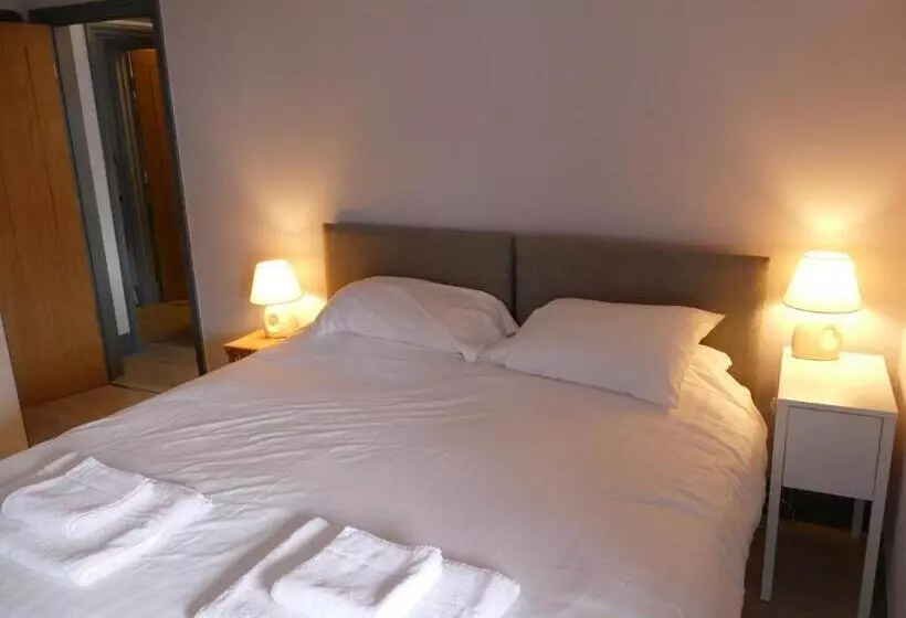 ペンション Madtom Seafood Cafe Bar & Guest Rooms