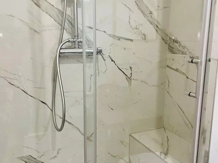 تختخواب و صبحانه Contemax Arthouse