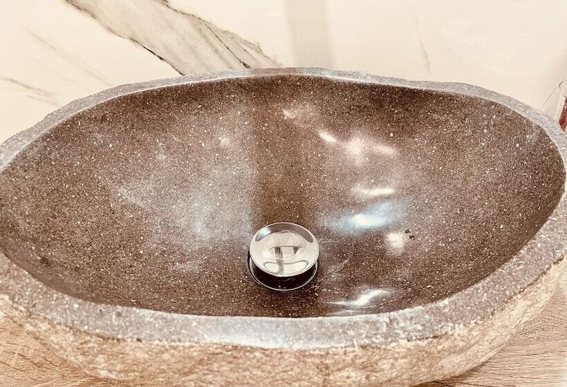 تختخواب و صبحانه Contemax Arthouse