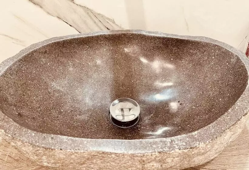 تختخواب و صبحانه Contemax Arthouse