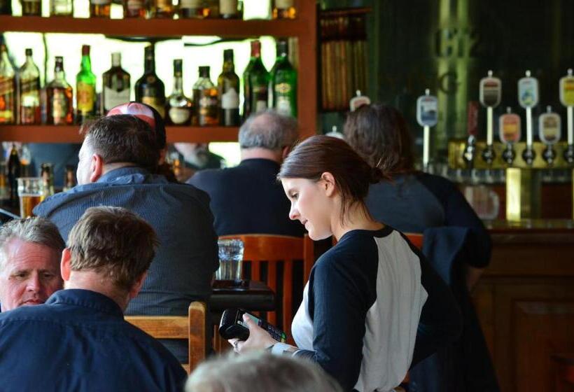 酒店 Howe Sound Inn & Brewing Company