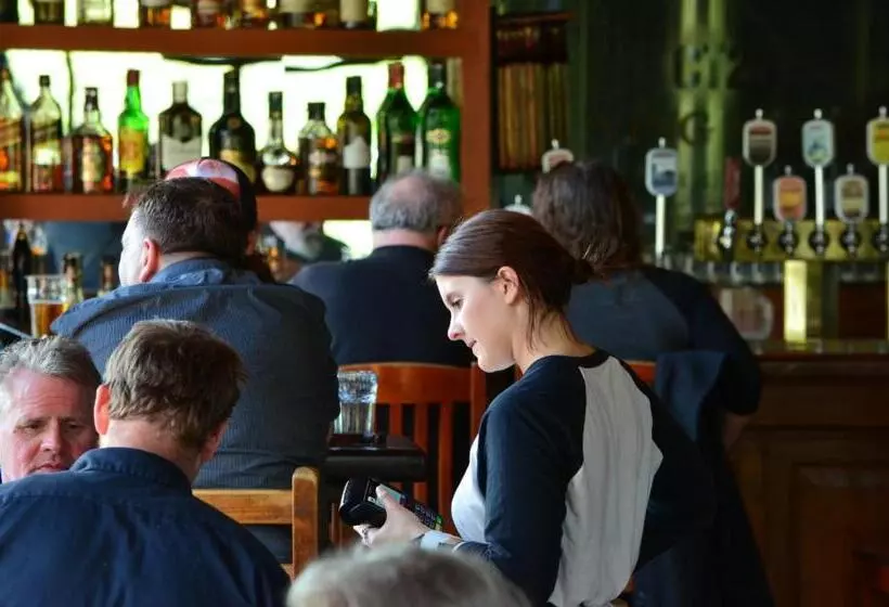 בית מלון כפרי Howe Sound Inn & Brewing Company