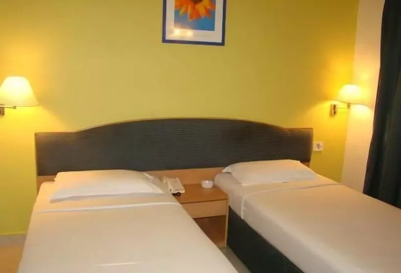 Hotelli Super Townhouse Oriental Inn