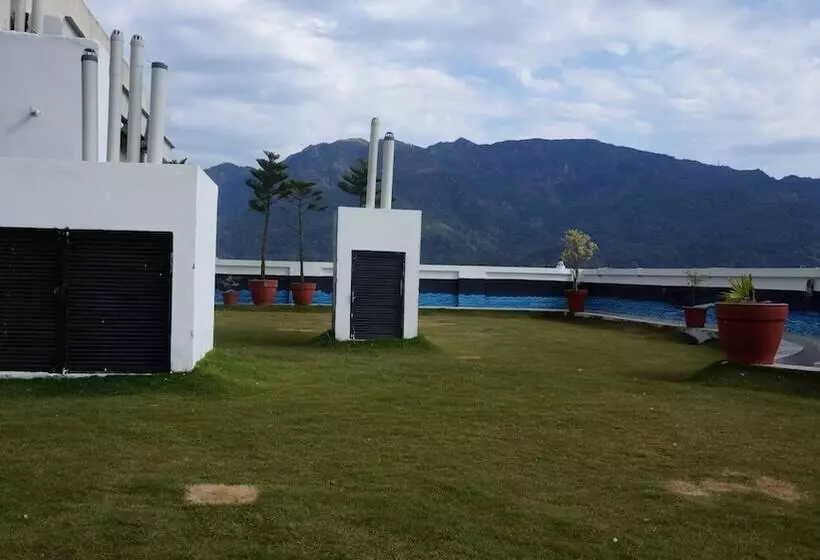 Отель The Amaris