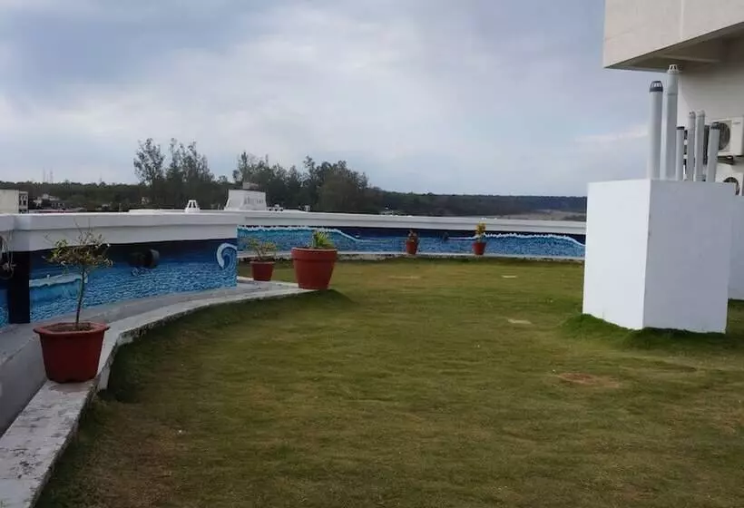 Отель The Amaris