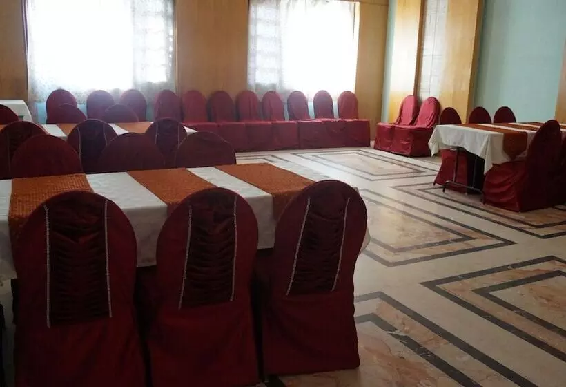 Отель The Amaris