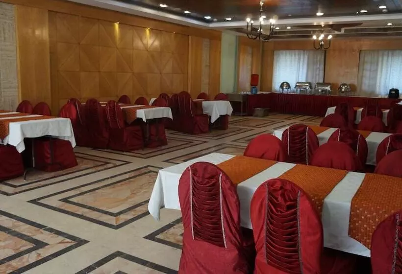 Отель The Amaris