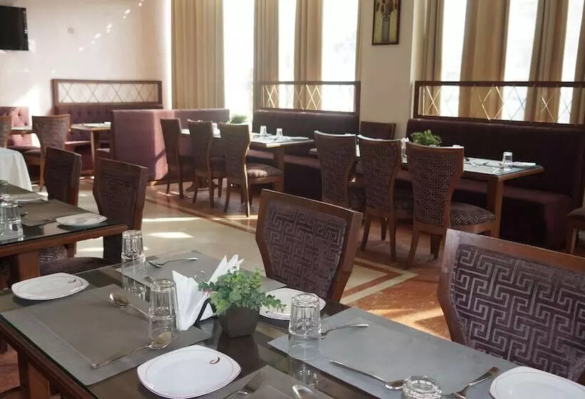 Отель The Amaris