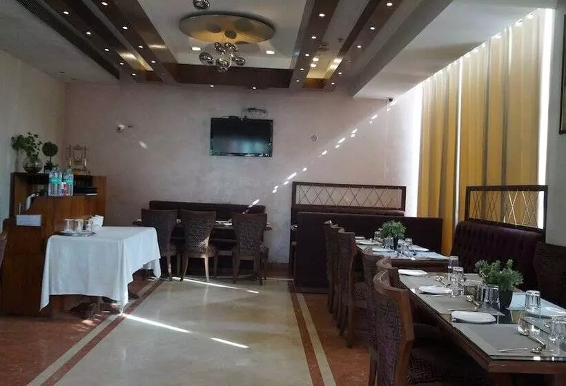 Отель The Amaris