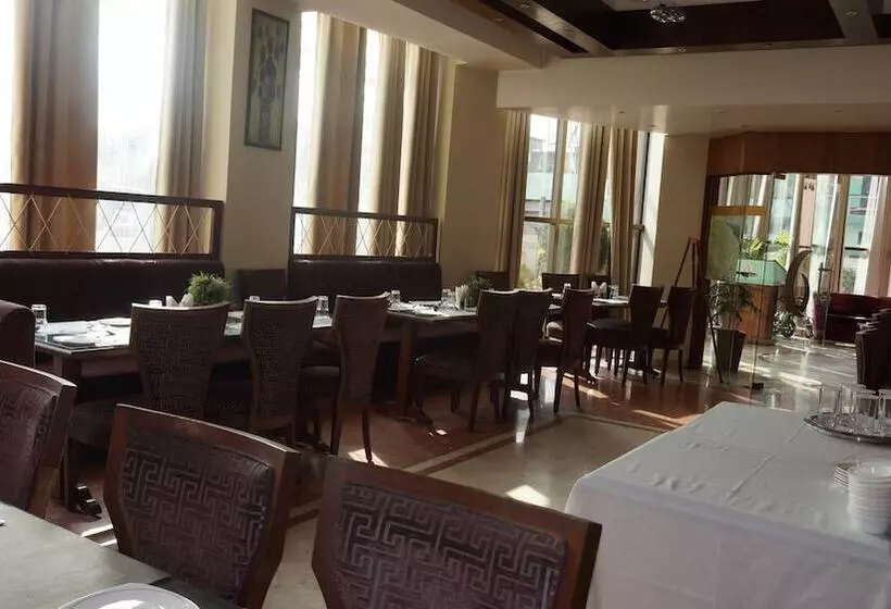 Отель The Amaris