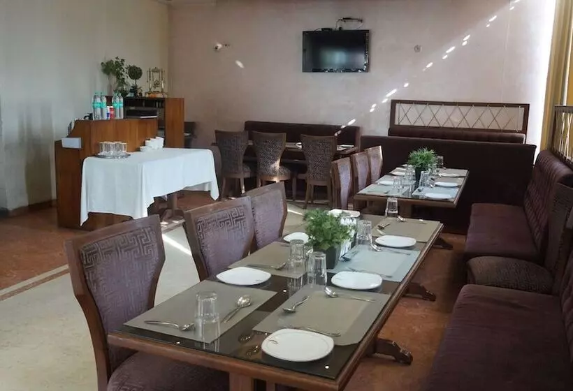 Отель The Amaris