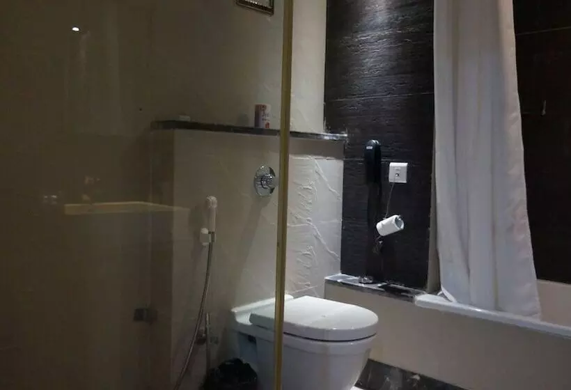 Отель The Amaris