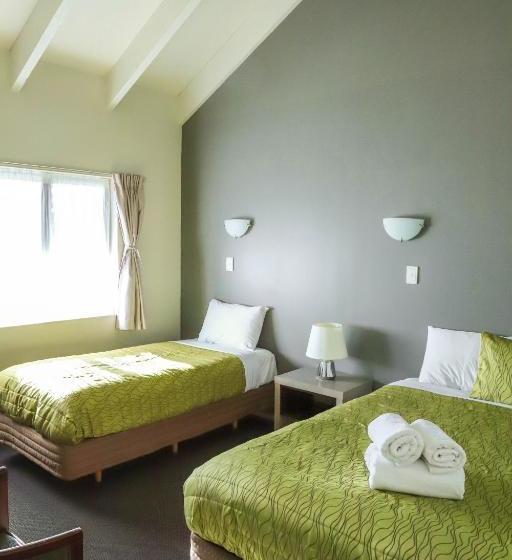 מוטל Airport Manor Inn