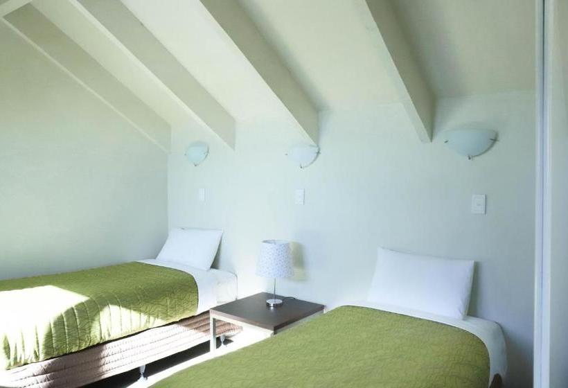 מוטל Airport Manor Inn