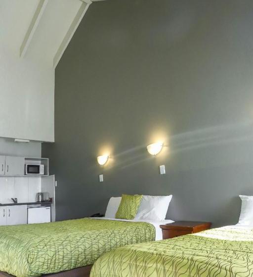 מוטל Airport Manor Inn