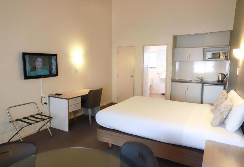 מוטל Airport Manor Inn