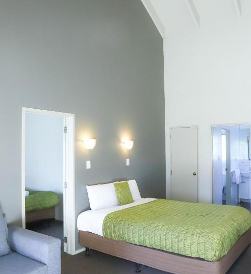 מוטל Airport Manor Inn