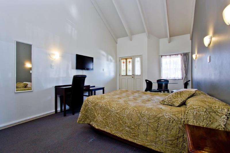 מוטל Airport Manor Inn