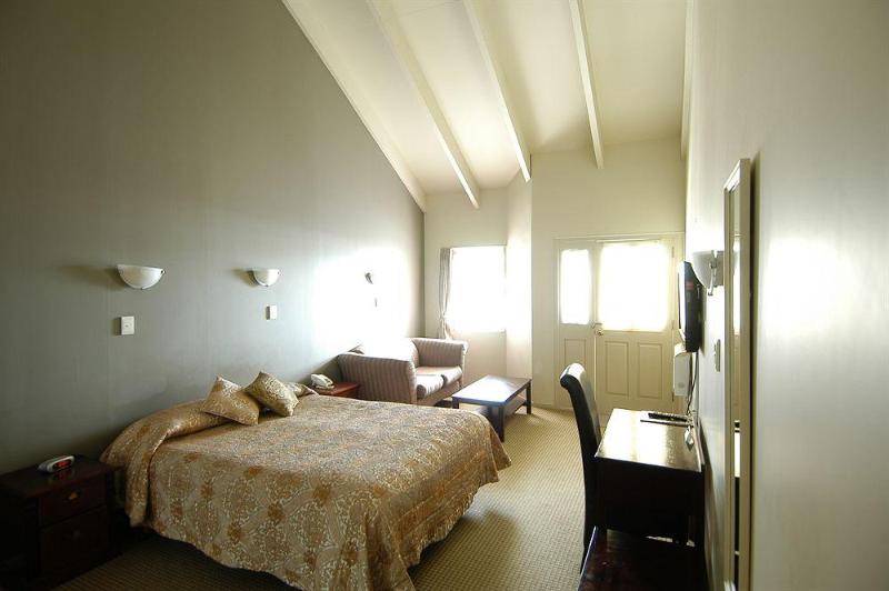 מוטל Airport Manor Inn