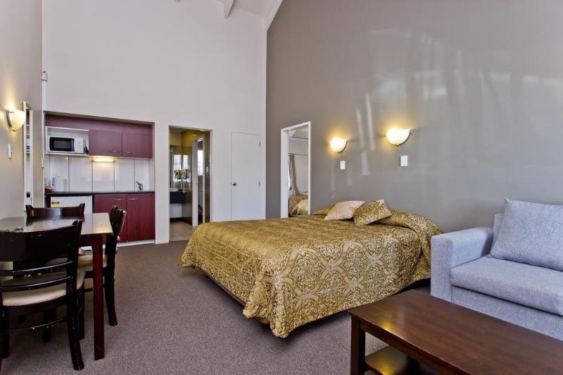 מוטל Airport Manor Inn