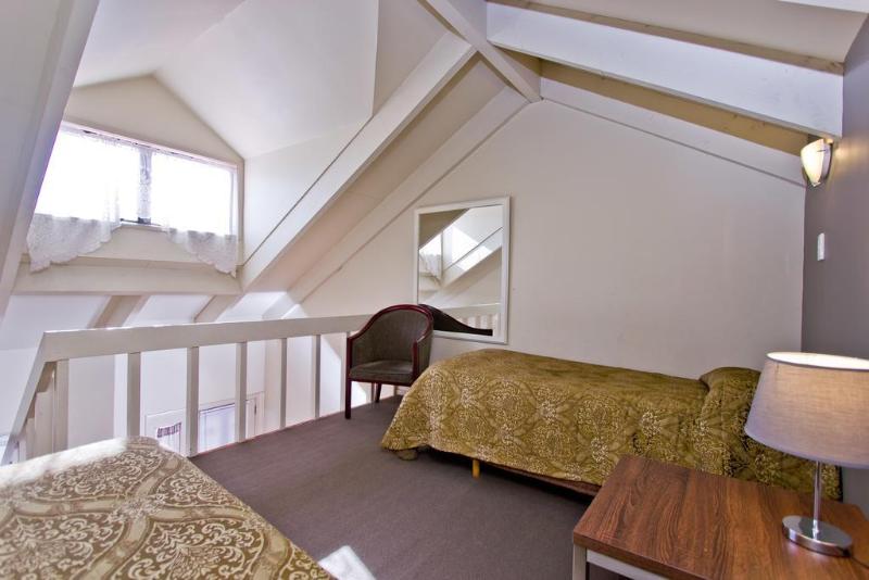 מוטל Airport Manor Inn