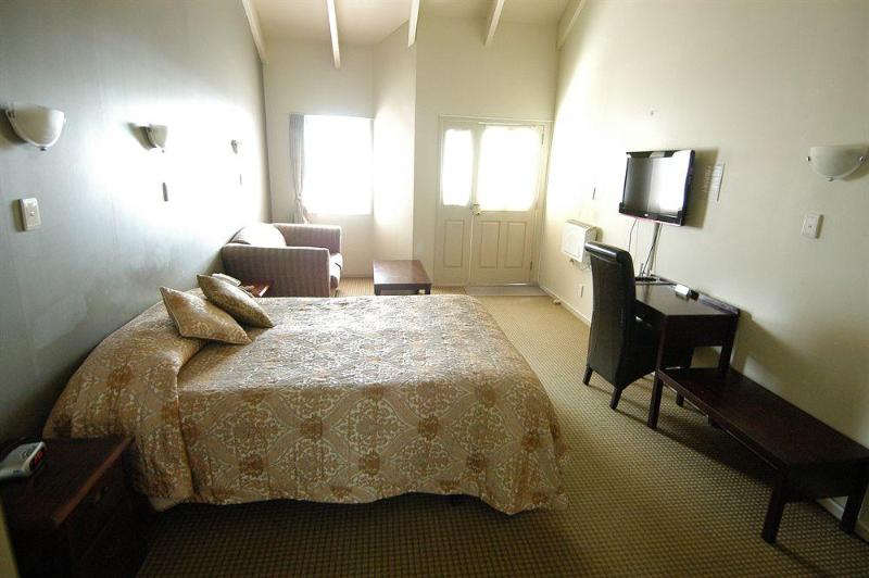 מוטל Airport Manor Inn