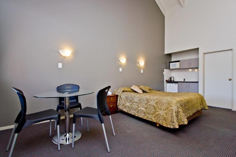 מוטל Airport Manor Inn