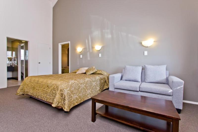 מוטל Airport Manor Inn