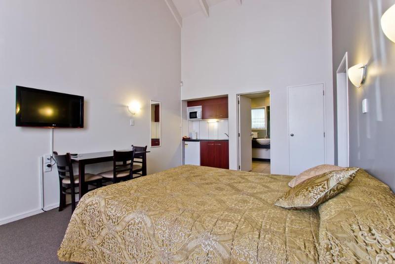 מוטל Airport Manor Inn