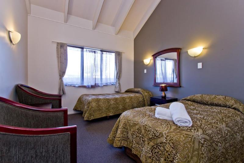 מוטל Airport Manor Inn