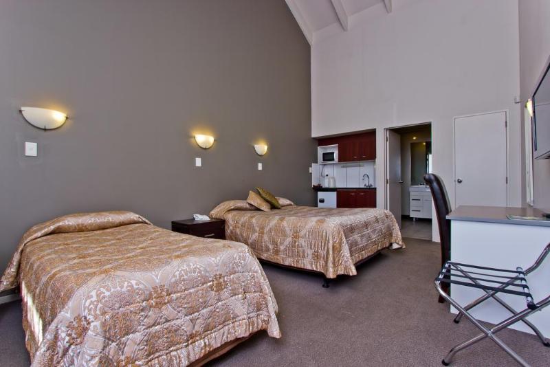 מוטל Airport Manor Inn