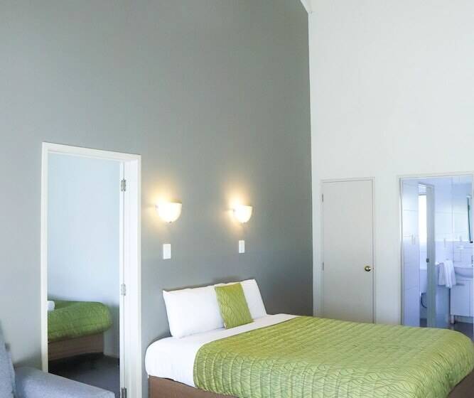 מוטל Airport Manor Inn