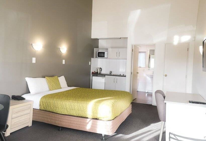 מוטל Airport Manor Inn