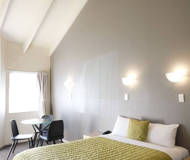 מוטל Airport Manor Inn