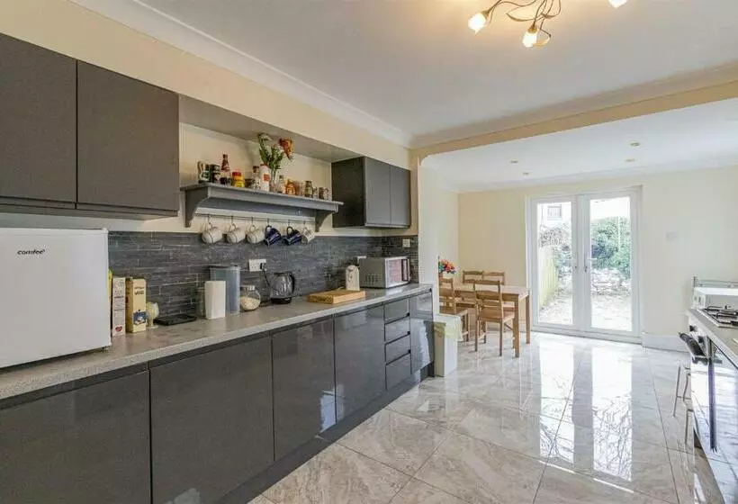 پانسیون Millennium Stadium Guest House