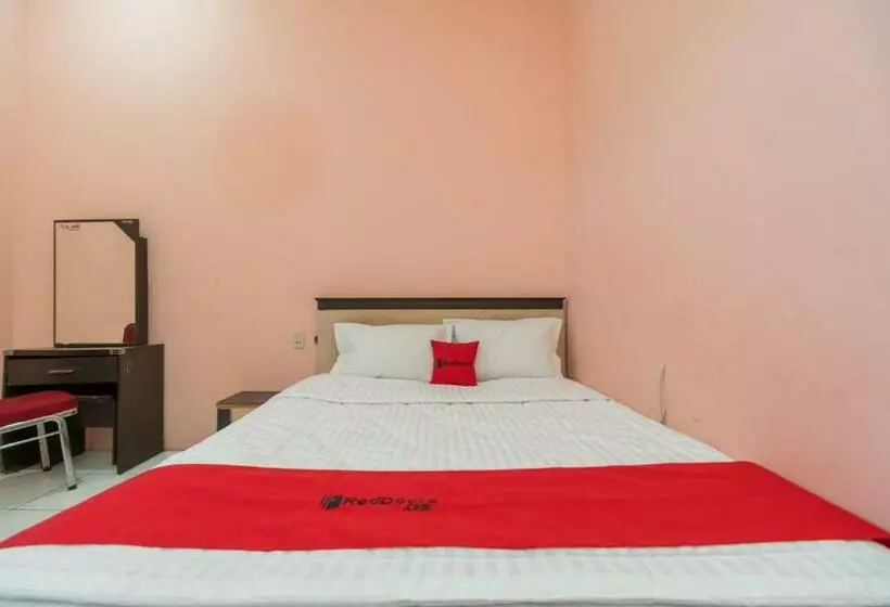 Hotelli Reddoorz Near Silangit International Airport