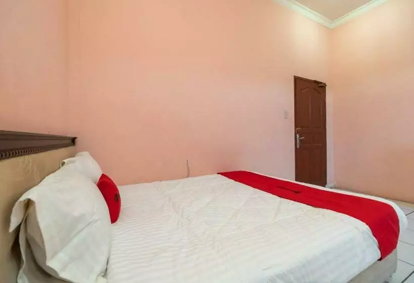 Hotelli Reddoorz Near Silangit International Airport