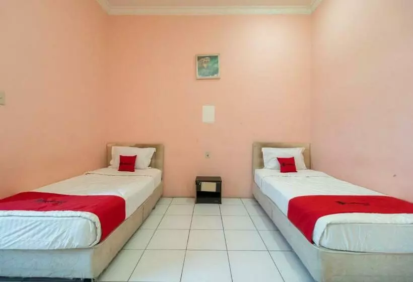 Hotelli Reddoorz Near Silangit International Airport