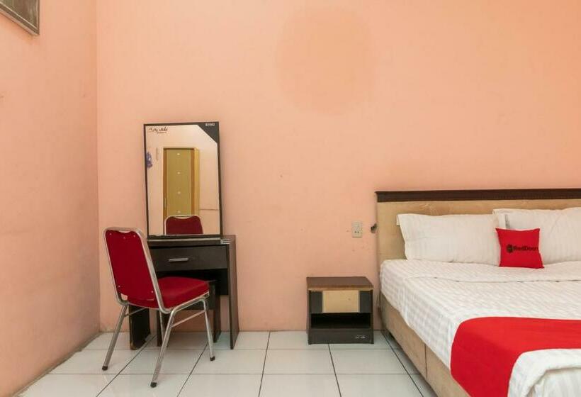 Отель Reddoorz Near Silangit International Airport