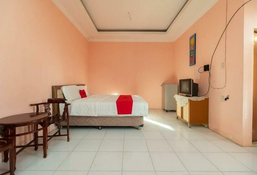 Отель Reddoorz Near Silangit International Airport