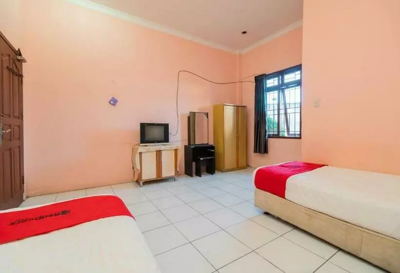 Hotelli Reddoorz Near Silangit International Airport