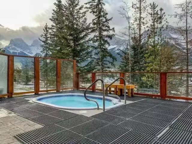 Sunny Tranquil Woods Turret In Falcon Crest Lodge