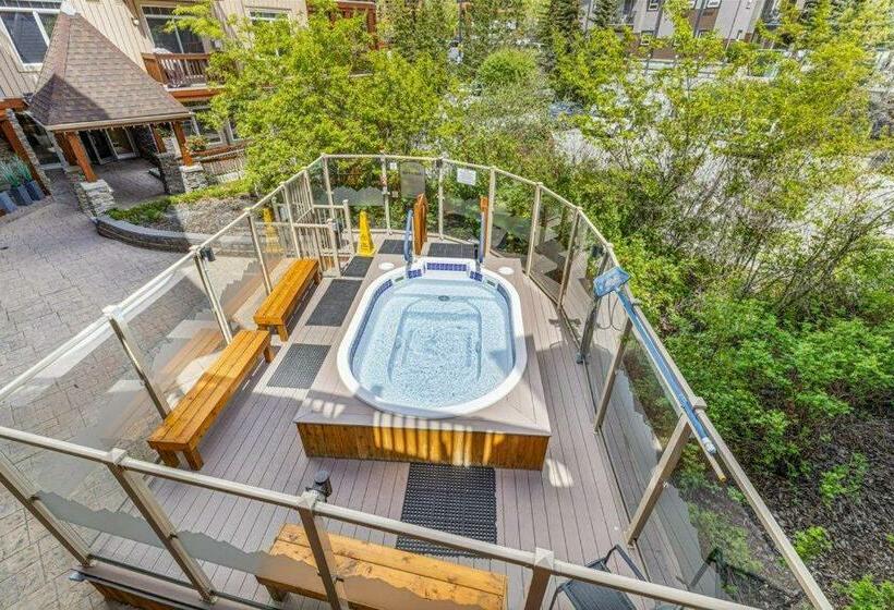 Sunny Tranquil Woods Turret In Falcon Crest Lodge