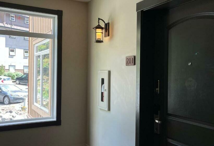 Sunny Tranquil Woods Turret In Falcon Crest Lodge