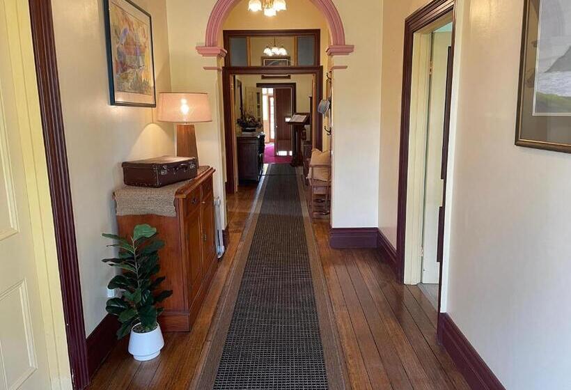 Пансион Hanlon Guest House