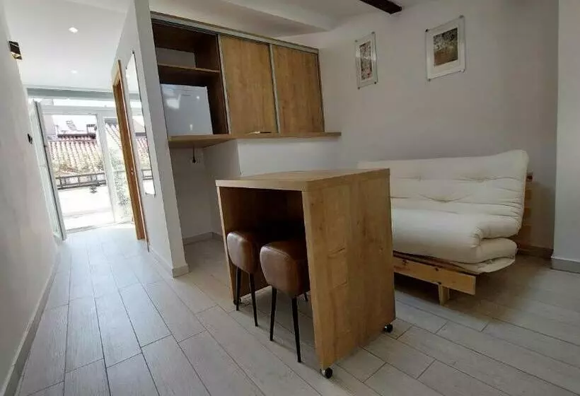 پانسیون Piranum Guesthouse With Terrace