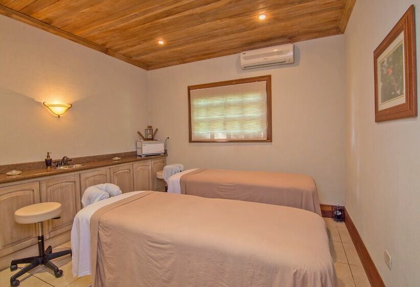 Crocodile Bay Resort