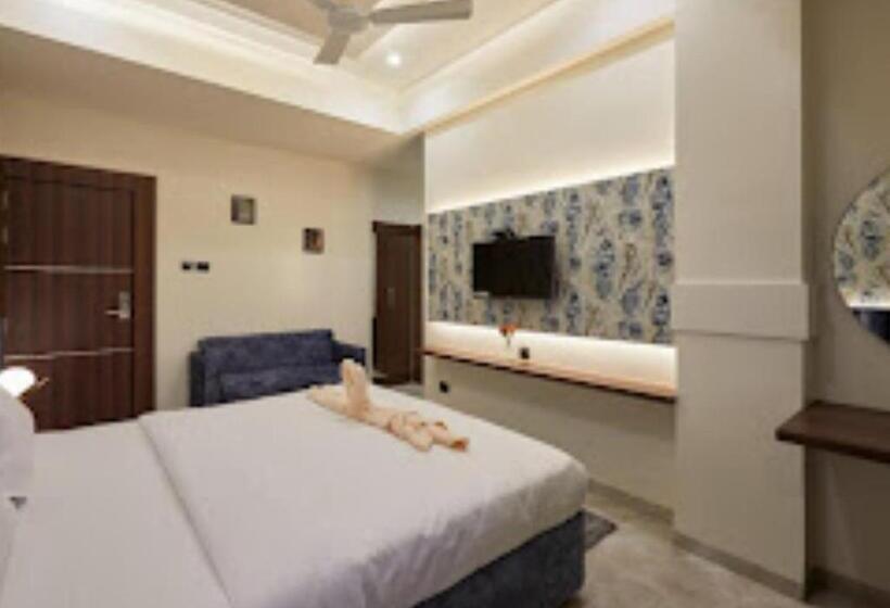 Отель Rose Gold