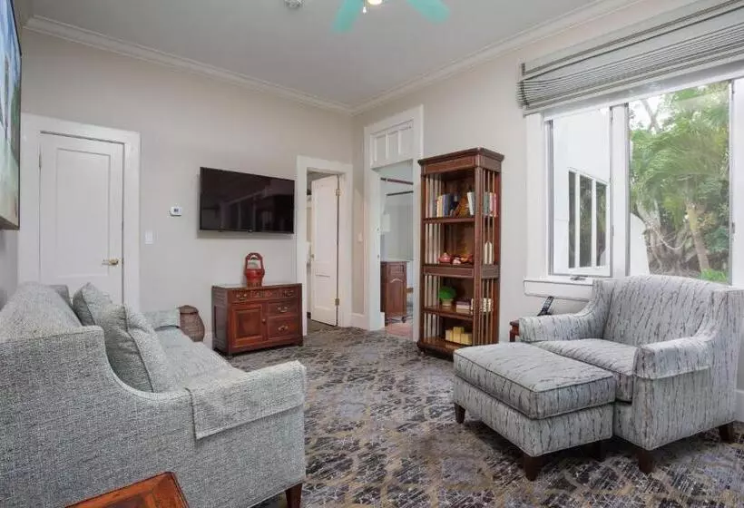 Hotelli Shangrila Springs